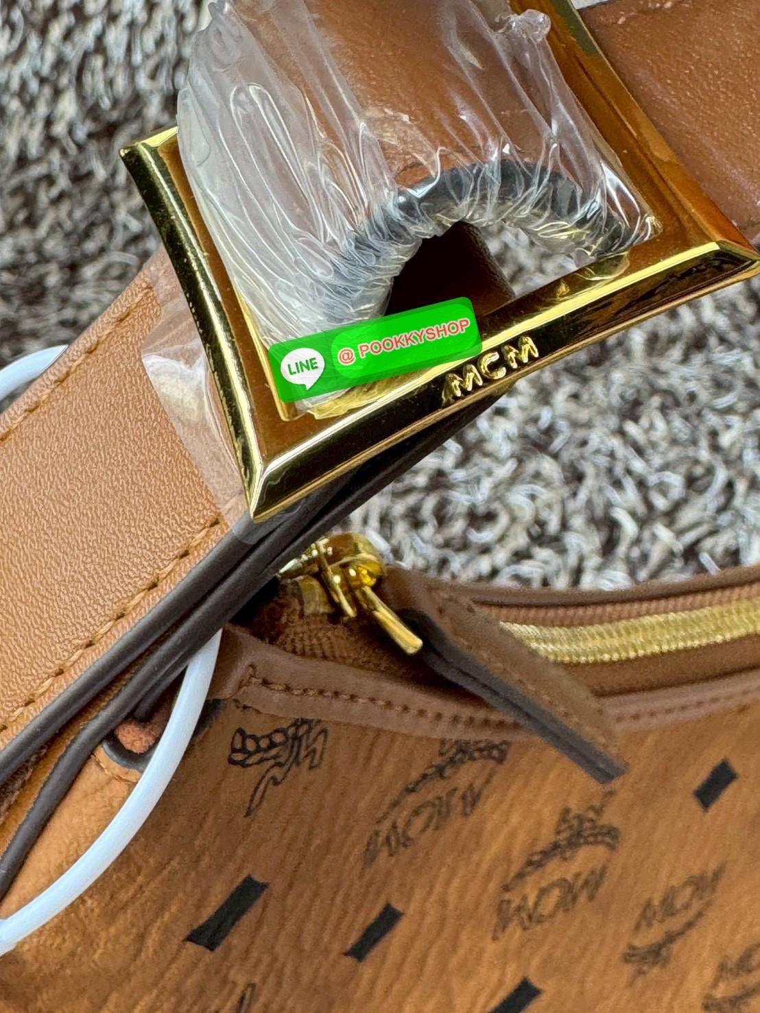 MCM Aren Hobo In Visetos กระเป๋าสไตล์คลาสสิก โดดเด่นด้วยรูปลักษณ์ ที่สามารถสะพายขึ้นไหล่ และยังมีสายสะพายเพิ่มให้1เส้น ต่อเป็นสายยาวสะพายพาดลำตัวได้ ฝากกระเป๋าเปิดปิดด้วยซิป แต่งดีเทลแท็กหนังที่ถอดออกได้และกุญแจพร้อมลูกสลักโลโก้