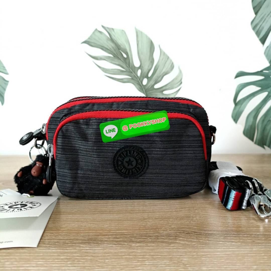 KIPLING Monkey program Seoul up clutch & sling bag รุ่น 2 ซิป (ขนาด 7 นิ้ว) กระเป๋าคล้องมือ หรือ สะพายข้าง ขนาดเล็ก วัสดุ Nylon & Polyester 100% ใช้งานได้ 2 รูปแบบ มีสายสลับเปลี่ยนได้ทั้งแบบคล้องมือ และ สะพายข้าง ตามโอกาสการใช้งาน