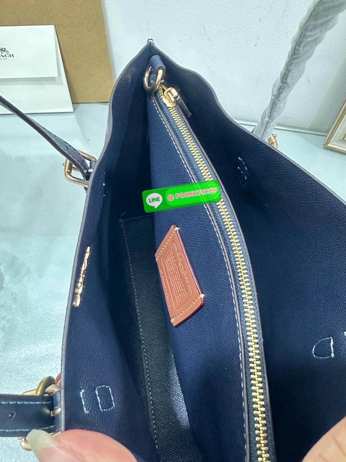 👜Coach CZ772 Mollie Tote Bag 25 In Signature Canvas With Cherry print 🍒 กระเป๋าทรง Tote ลายซิกเนเจอร์พิเศษ ดีไซน์น่ารักสุดคลาสิคมาพร้อมสายสะพายยาวและสายถือ หนังกับตัวกระเป๋าได้อย่างมีเอกลักษณ์ เหมาะสำหรับใส่ของใช้ประจำวัน พร้อมช่องซิปหลักก