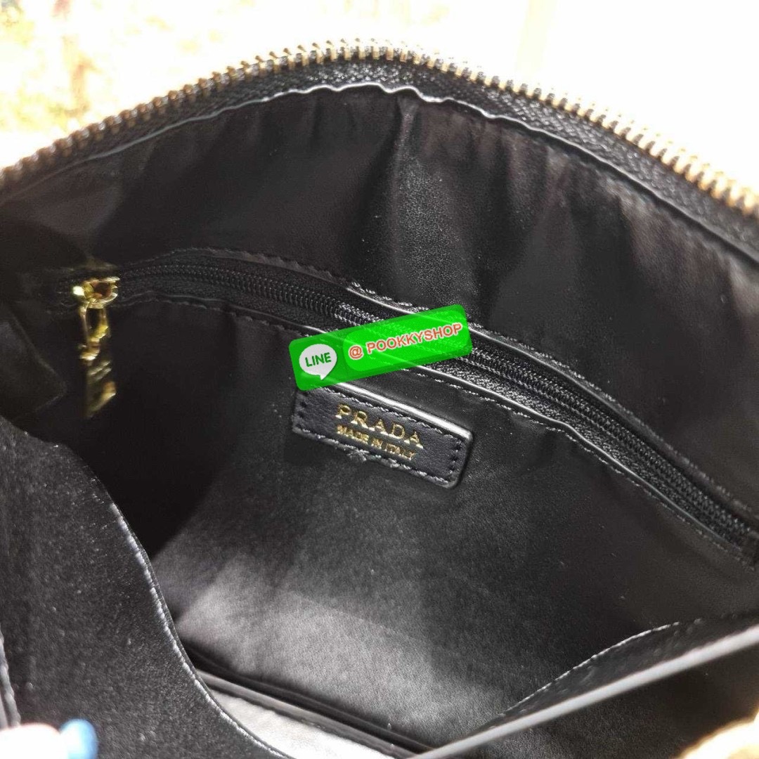 PRADA MEDIUM LEATHER HANDBAG 🔆 Details สะเทือนวงการแฟชั่นแบบสุด! กับกระเป๋าสะพายไหล่พรีเมี่ยมกิ๊ฟ ดีไซน์เก๋และมาแรงมาก สาวๆหนุ่มๆติดแกลมต้องไม่พลาด สวยดูแพง หูสะพายคล้องไหล่สะดวก ปากกระเป๋ามีซิปรูดเปิดปิดง่าย ภายในแบ่งสัดส่วนสวย โล่งกว้าง มีทั้งช่