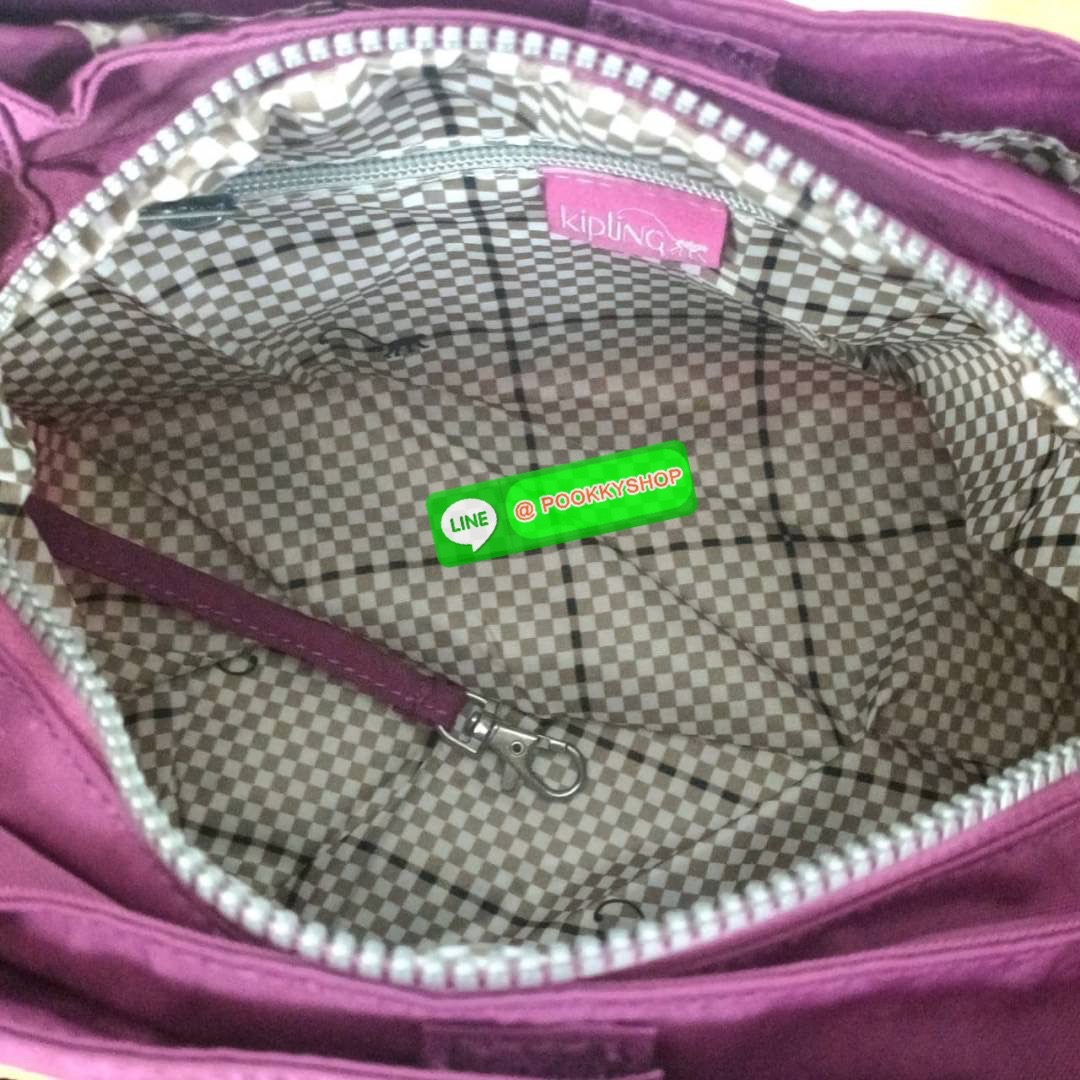 KIPLING ELISE HANDBAG กระเป๋าถือและสะพายไหล่ วัสดุ Nylon +Polyester ขนาดกำลังพอดี จุของได้มาก มีหูจับสองสาย ถือสะดวก น้ำหนักเบา มีช่องซิป ด้านหน้า ช่อง กระเป๋าหลักเปิด-ปิดด้วยซิป มี3 ช่องว่างใส่ของได้จุมากๆ ใส่มือถือได้ กระเป๋าสตางค์ใบยาว และ เครื่องสำอาง