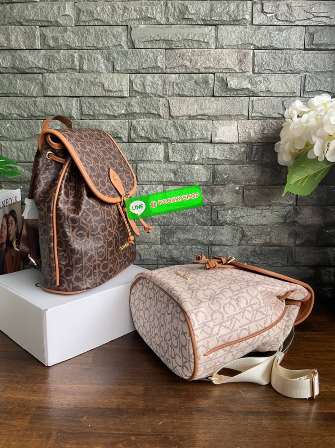 Calvin Klein Monogram Backpack Must Have!! 💕เป็นอีกหนึ่งรุ่นของมันต้องมี สวยหรูดูแพงมาก สำหรับรุ่นนี้ และมีฟังชั่นช่องการใช้งานที่น่าใช้ที่สุด!!! 💕 กระเป๋าสะพายเป้รุ่นใหม่ชนช้อป รุ่นยอดนิยม วัสดุ PVC คุณภาพดี หนังนิ่มสวย ฐานกระเป๋าแข็ง ตั้