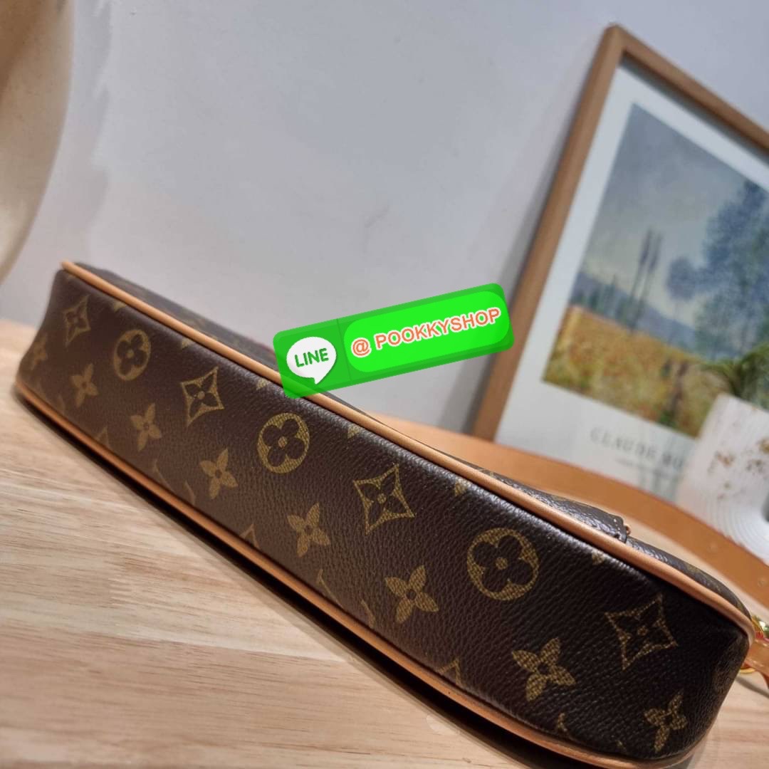 LV THAMES PM BAG กระเป๋าสะพายไหล่รุ่นยอดฮิตทรงพอช ใบใหญ่กำลังดี สวยดีไซน์คลาสสิควินเทจ สายสะพายในตัวใช้งานได้คล่องตัว ปรับได้อีกเล็กน้อย วัสดุหนังแคนวาสทนทาน เปิดปิดด้วยซิป ภายในโล่งใส่ของสำคัญได้ครบ สามารถสะพายแมทช์ได้กับทุกลุค ทุกสไตล์ หรือจะเลือกเป็นกร
