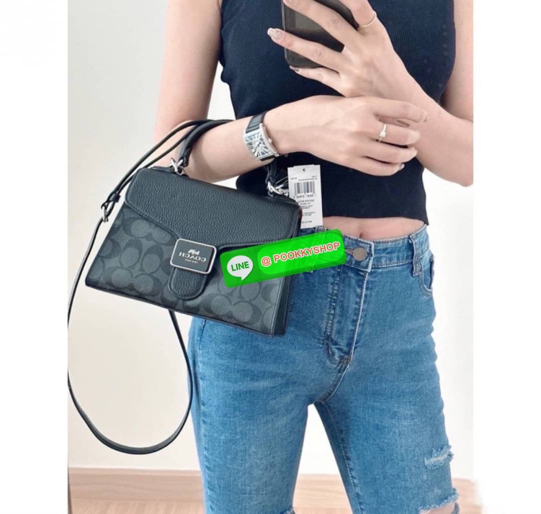 “Classic elegance with a modern twist.” Coach Pepper Satchel – กระเป๋าทรง Satchel ที่ผสานความคลาสสิกและความทันสมัยได้อย่างลงตัว วัสดุคุณภาพเยี่ยม ผสมผสานระหว่างหนังและผ้าแคนวาสลายซิกเนเจอร์ของ Coach เหมาะสำหรับวันทำงานหรือวันพักผ่อน เพิ่มความหรูหราให้กับท