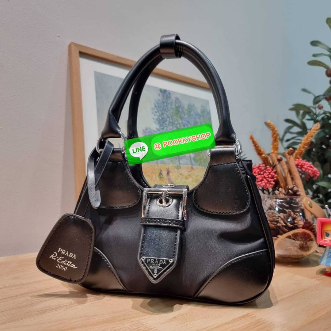 PRADA RE-NYLON AND LEATHER MOON PADDED BAG ใหม่ล่าสุด กับคอลที่ใครๆเห็นก็ต้องรัก ขนาดกำลังน่ารัก ดีไซน์สวยดุ และยังดูแพงได้อีก ด้วยวัสดุที่มีคุณภาพอย่างไนล่อนตัดสลับด้วยหนัง nappa หูสะพายมีสายรัดได้ ภายในโล่ง มีช่องซิป มาพร้อมสายสะพาย ปรับได้ตามต้องการ อี