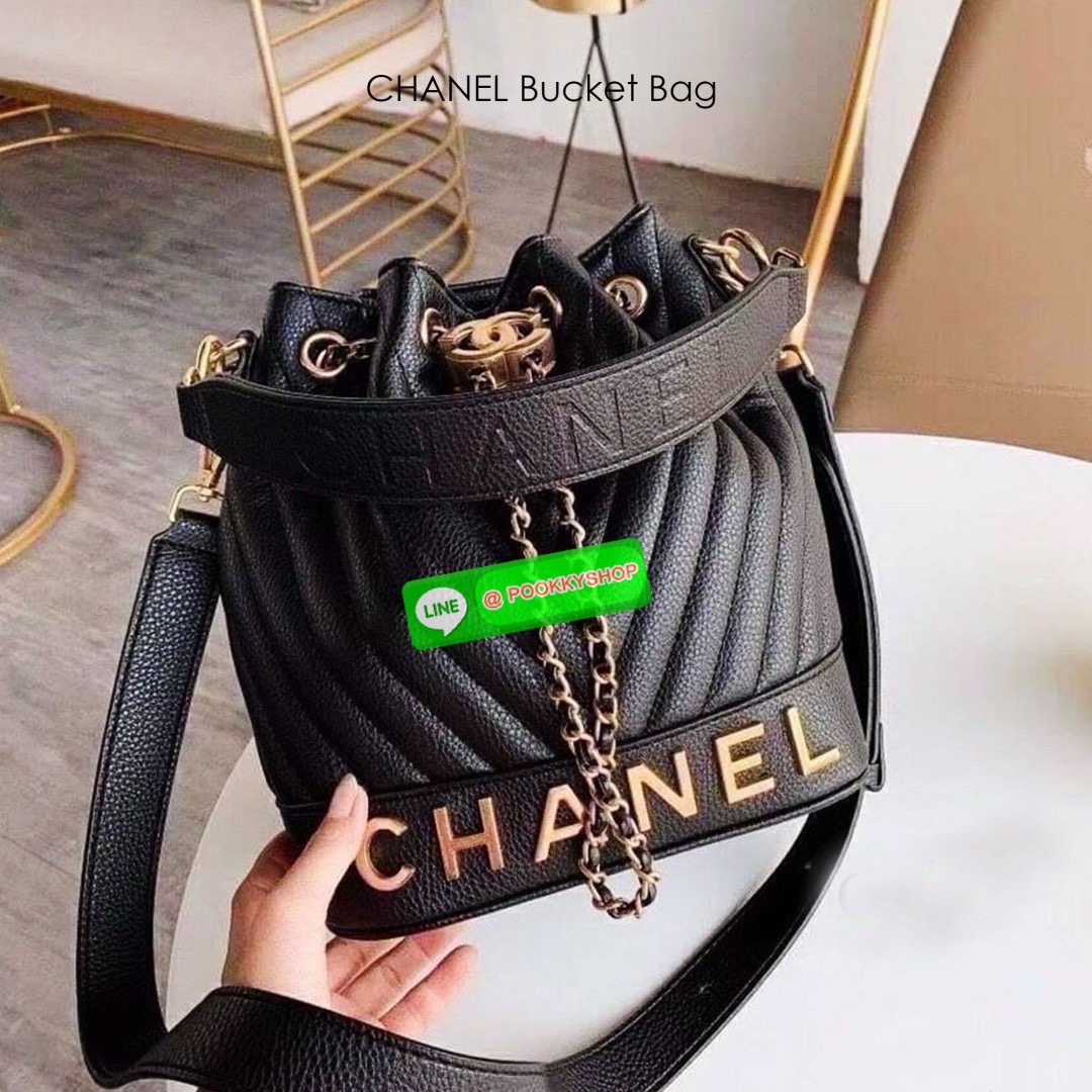 CHANEL Bucket Bag กระเป๋าสะพายทรงบัคเก็ตรุ่นลิมิเต็ด มี 2 แบบให้เลือก หนังเย็บลายตารางและลายริ้ว ตกแต่งโลโก้แบรนด์สวยหรูโดดเด่น ภายในโล่งกว้าง จุของได้เยอะ มาพร้อมสายคล้องไหล่ และสายสะพาย crossbody คุ้มค่ามากๆ ใบนี้งานจริงคือสวย สะพายไปคาเฟ่ชิคๆ ถ่ายรูปสว