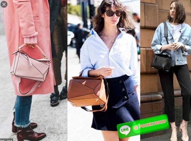 NEW IN! LOEWE CROSSBODY BAG VIP GIFT WITH PURCHASE (GWP) กระเป๋าถือหรือสะพาย Limited Edition จาก LOEWE PERFUME DUTYFREE COUNTER วัสดุ Leather Calfski หนังแท้ (หนังวัว) งานสวยตั้งอยู่ทรง สีสันสดใสทูโน ขนาดกำลังดี น้ำหนักเบา อะไหล่เงิน