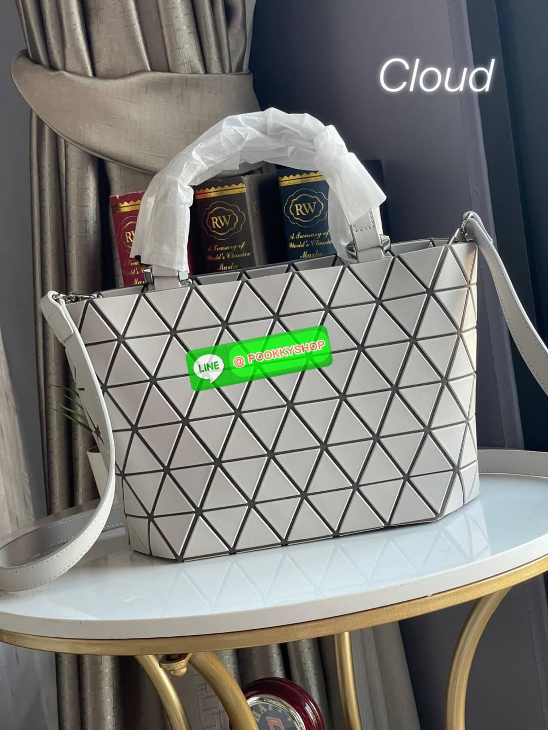 💕BAO BAO ISSEY MIYAKE MATTE CRYSTAL SMALL TOTE เป็นกระเป๋าทรงโท้ทที่มีความพิเศษด้วยการออกแบบแผ่นสามเหลี่ยมแบบใหม่จัดเรียงต่อกันในแนวตั้งเสริมกระเป๋าให้ดูหรูหรา ทันสมัย และดูมีเอกลักษณ์เป็นของตัวเอง อีกทั้งยังมีโครงสร้างฐานตาข่าย นอกจากช่วยให้กระเป