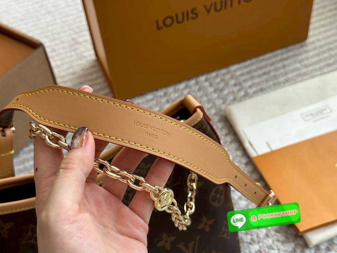 🕊️ พร้อมส่ง | LV CarryAll BB bag กระเป๋าสะพายแครี่ออล ไซส์ใหม่ ดีไซส์ใหม่สุดไอคอนิกปรับโฉมใหม่ประจำฤดูกาลในดีไซน์สุดชิค ตกแต่งสายโซ่สีทองงดงามด้วย Monogram Flower เสริมดีเทลอันเป็นเอกลักษณ์อย่างเนมแท็กหนังสีตัดกันเข้ากับสีเชือกรูดปิดกระเป๋าอย่างลง