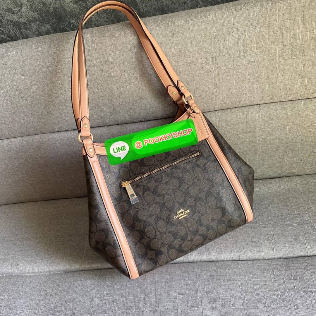 COACH C6232 KRISTY SHOULDER BAG IN SIGNATURE CANVAS (COACH C6232) สุดคุ้ม สาวๆสายช้อป ห้ามพลาด กระเป๋าสะพายไหล่ ใบใหญ่จุของได้เยอะ สายช้อปใช้งานเกินคุ้ม วัสดุหนังแคนวาส ภายในช่องกว้าง แบ่งสัดส่วน ด้านหน้ามีช่องซิป เปิด ปิด ด้วยกระดุมแม่เหล็กมีช่องซิปตรงกล