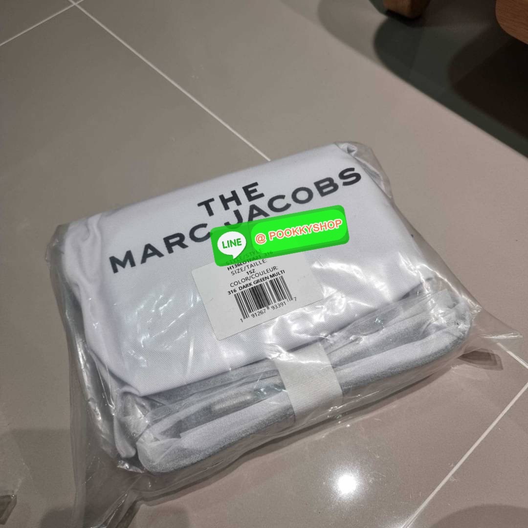 PEANUTS × MARC JACOBS THE SNAPSHOT CROSSBODY BAG คอลเลคชั่นแสนคิวท์ ที่ยกขบวนเหล่าซุปตาร์การ์ตูนมาให้แบบจัดเต็ม กับไอเท็มยอดฮิตที่โดดเด่นเป็นเอกลักษณ์ กระเป๋าสะพายข้างสุดปัง ดีไซน์ลายพรินท์แก๊งค์การ์ตูนสุดฮอต เรียกได้ว่าไม่ซ้ำใคร!! วัสดุหนังวัว สวยอยู่ทรง