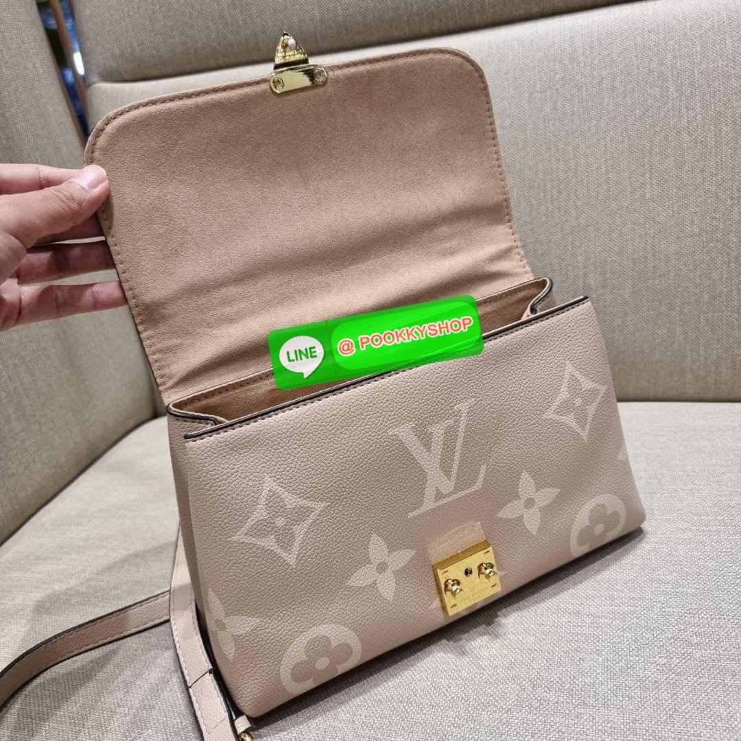 LV MADELEINE BAG ใหม่ล่าสุด อีกหนึ่งรุ่นคลาสสิคหายาก จากเคาน์เตอร์ dutyfree ที่สาวๆรอคอย กระเป๋าถือ/สะพายข้าง ดีไซน์เรียบง่าย แต่เต็มไปด้วยดีเทลความหรู วัสดุหนังวัวปั๊มลายเอกลักษณ์ เปิด‐ปิดด้วยอะไหล่กดล็อคสีทองหรู และมีพวงหนังห้อยพิเศษแถมมาให้ด้วย ภายในแบ