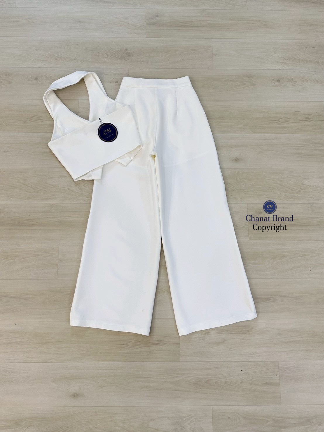 ชุดเซทแฟชั่น Set 2 ชิ้นสีขาวทั้งชุด ตัวเสื้อคล้องคอ ทรงเข้ารูปมีกระดุมหน้าใช้งานได้จริง