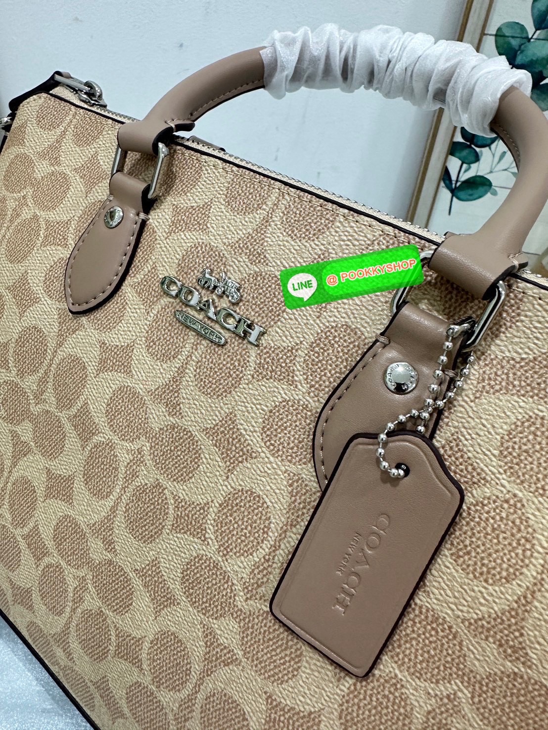 Coach CW422 Georgia Satchel Bag In Signature Canvas คลาสสิก เรียบหรู ใช้ได้ทุกโอกาส ใบนี้ไม่มีไม่ได้! Coach CW422 รุ่น Rowan Satchel คลาสสิก สวยหวานแต่ดูแพง ทรงหมอนถือได้ สะพายได้ น้ำหนักเบา ฟังก์ชันครบ ใส่ของได้เยอะ ไม่ต้องคิดนาน! จะออกงาน ทำงาน หรือใช้ท