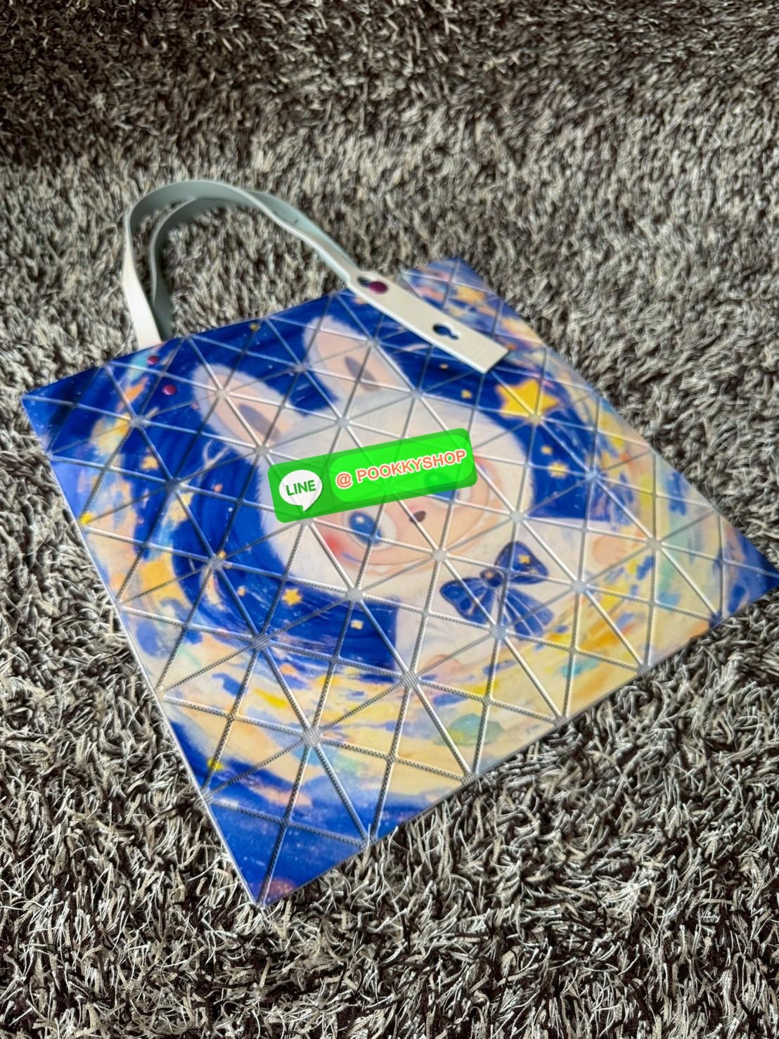 Baobao Issey Miyake x Labubu tote bag อีกหนึ่งซีรีย์สุดลิมิเตทที่น่าสะสม กำลังเป็นกระแสสำหรับ Labubu อาร์ตทอยชื่อดังที่ทุกคนรู้จัก คอลเลคชั่นนี้สื่อถึงความรู้สึกอารมณ์ผ่านตัวละครออกมาได้ดีเลยทีเดียว เป็นกระเป๋า ที่เหมาะกับการใช้งานในชีวิตประจำวัน ด้วยขนาด