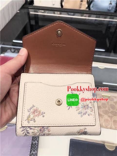 COACH 69849 SMALL WALLET WITH MEADOW PRAIRIE PRINT กระเป๋าสตางค์ใบสั้น พับสองตอน ลายดอกไม้น่ารักมากเว่อร์!! ลวดลายตัดกับสีชอล์กได้อย่างลงตัว ดูละมุนน่าใช้ วัสดุหนัง pepble สวยทนทาน เปิด-ปิดด้วยกระดุม ภายในมีช่องใส่บัตร ใส่ธนบัตรได้ทุกขนาด ด้านหลังมีช่องซิ