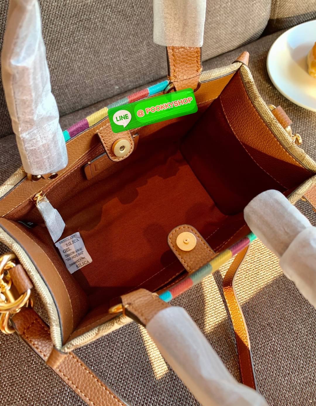 Coach Dempsey Tote 21 In Signature Jacquard With Stripe And Coach Patch ((C5637)) ✈️พร้อมส่งความสวย! คุณภาพจัดเต็มเลยค่ะ กระเป๋าทรงTote ไซด์กลางๆ วัสดุ Jackquard+หนังแท้ ได้ลงตัวสวยงาม 🔺สีคอลเลคชั่นใหม่ล่าสุด!