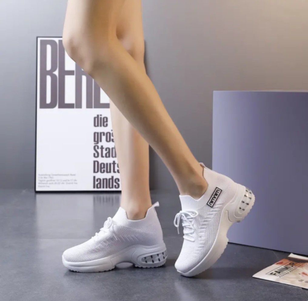 NEW ITEM แฟชั่นเสริมส้นมาแรง!! รองเท้าสลิปออนผ้ายืดเสริมพื้น 5c.m. แต่งเชือกผูก ทรงสโลป วัสดุเนื้อผ้ายืดกระชับเท้า เนื้อหนาคุณภาพดี ขอบยางยืดเพิ่มความยืดหยุ่นในการสวมใส่ ใส่แล้วดูขาเรียวยาวสุดๆไปเลย ตัวพื้นรองเท้าเป็นยางพารากันลื่นได้ดีจ้า งานสวยเก๋น่ารัก