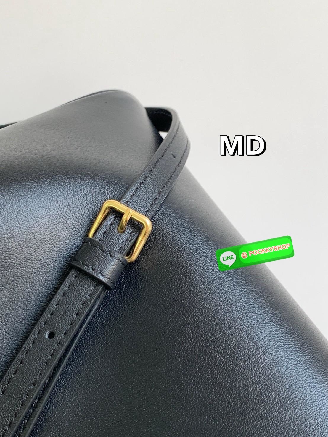 CELINE Small Cabas Drawstring Cuir Triomphe / CELINE TOTE BAG กระเป๋าทรงโท้ทน่ารักน่าใช้ ตัวกระเป๋าหนังนุ่มมาก ปากกระเป๋าเป็นหูรูดดึงปรับทรงได้สองแบบสองสไตล์ ด้านในเปิดปิดด้วยกระดุม ภายในโล่งกว้างจุของได้คุ้มๆ มาพร้อมสายสะพายยาวถอดและปรับได้ แมทช์กับเสื้อ