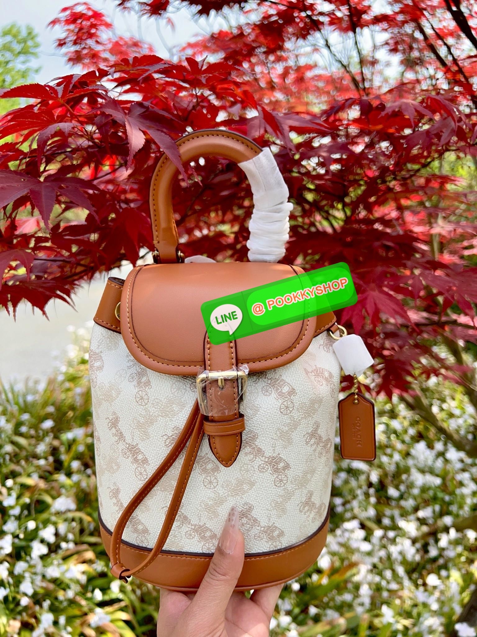 NEW ARRIVAL! **สินค้าเข้าใหม่** COACH HARPER BACKPACK WITH HORSE AND CARRIAGE PRINT ((CAM31)) 🔖พร้อมส่งใหม่ล่าสุด! กระเป๋าสะพายมีหูหจับด้านบน ที่สามารถพกพาไปไหนมาไหนได้ตลอดเวลา หนังแท้อย่างดีนิ่มสวย((หนังไม่แข็งทื่อนะคะ))ตัวกระเป๋าปริ้นท์ลายรถม้าอ