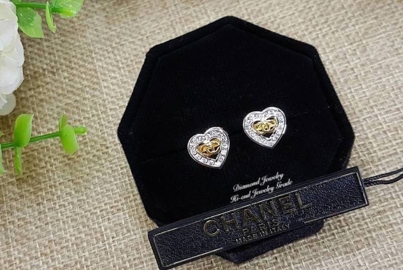 New Arrival !!!!!! ((งานเพชรสวิส งานชุบ 5 ไมครอน)) ต่างหูชาแนลเพชรสวิสดีไซน์หัวใจ งานชุบ 5 ไมครอน เพชรคัดเกรด สวยวิ้งมากกกกกค่ะ รุ่นนี้แนะนำเลยค่ะ ใส่ออกมาสวยแน่นอนค่ะ ขนาดไม่ใหญ่มาก ใส่แล้วดูน่ารักมากเลยจ้า เพชรสวย ใส เด้งไฟมากๆๆ ที่สำคัญเป็นงานเกรดจิวรี