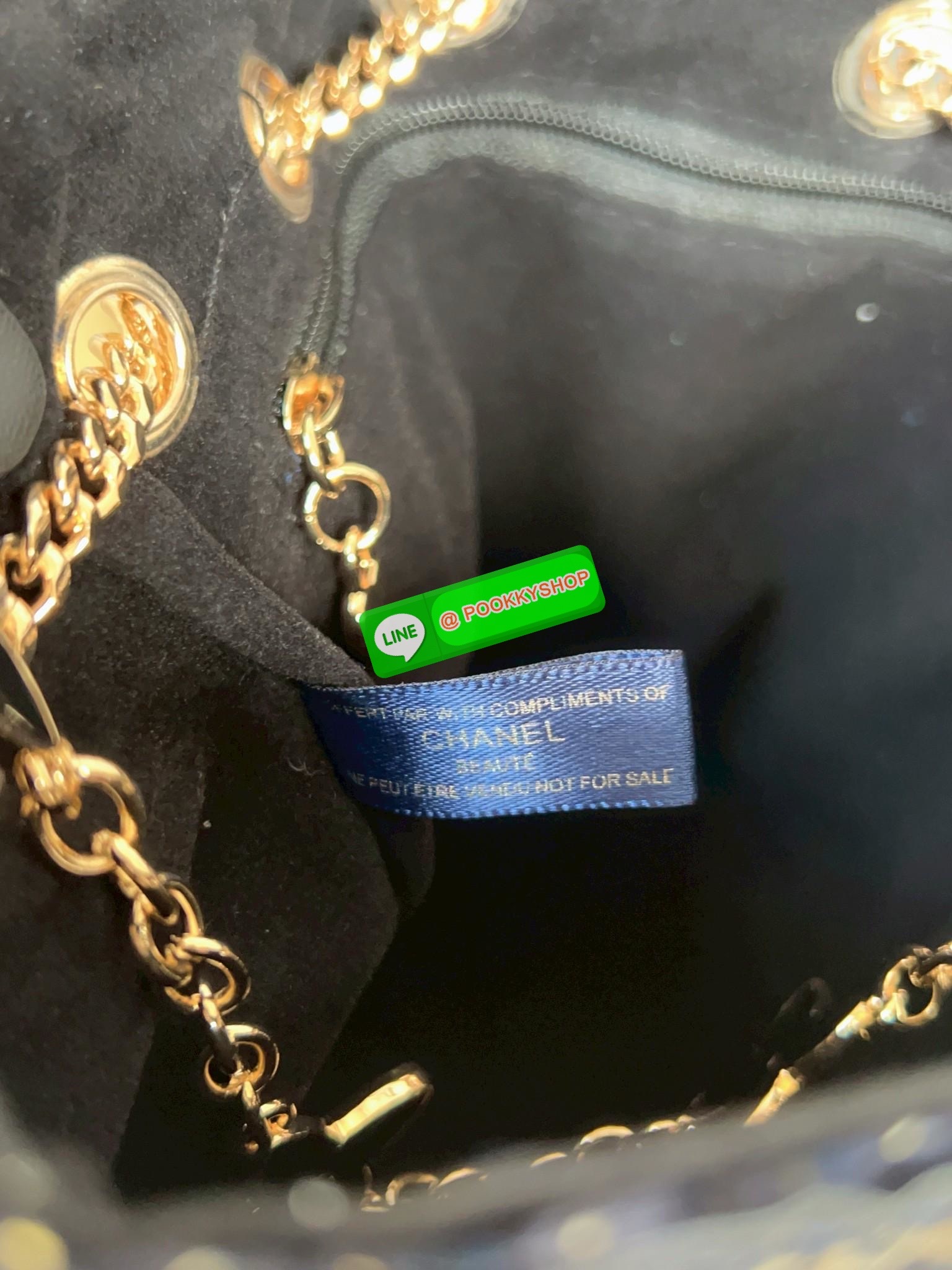 NEW NEW NEW **สินค้าเข้าใหม่** รุ่นนี้บอกเลยว่าสวยทุกอนุ หิ้วไปไหนมาไหนคือเริ่ดไปเลยค่าา CHANEL BUCKET TWEED WITH CHAIN BAG ((Premium gift make up ตปท.)) มีป้ายNot for sale 🔖พร้อมส่งค่าสาวๆ รอบนี้ได้มาไม่เยอะ! กับกระเป๋าขนาดกลางกำลังดี วัสดุผ้าTwe