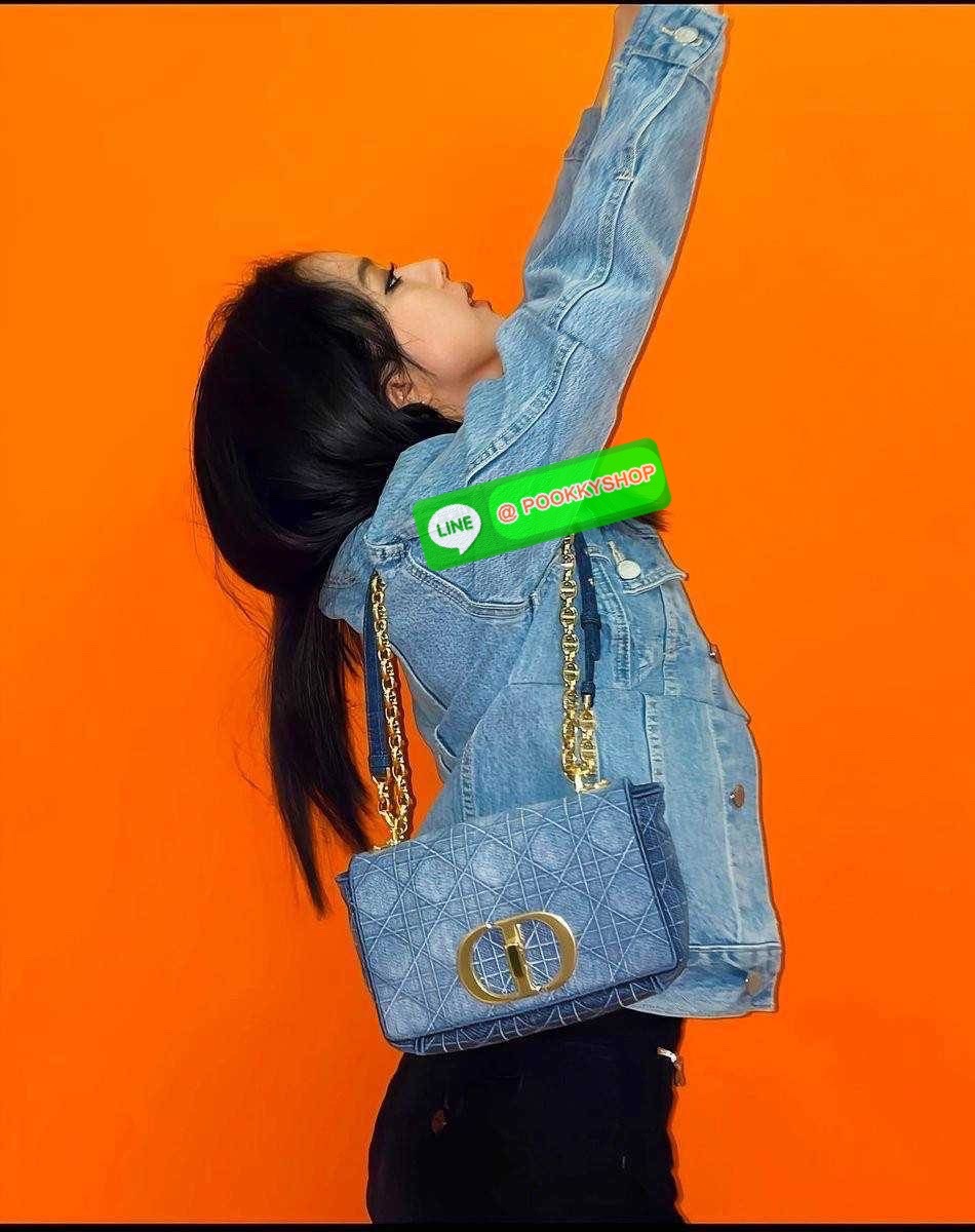 NEW IN CD SMALL CARO SHOULDER BAG กระเป๋าสะพายข้างพรีเมี่ยมกิ๊ฟทรงสวย ดีไซน์ย้อนยุค ที่รอบนี้โดดเด่นเป็นเอกลักษณ์มากๆ ดีไซน์สีเดนิมคลาสสิค เปิด-ปิดด้วยอะไหล่บิดล็อค หรูหรา ใช้งานง่าย วัสดุผ้าเดนิมทนทาน ภายในเป็นช่องโล่ง มีช่องย่อย ด้านหลังก็ยังมีช่องใส่บั