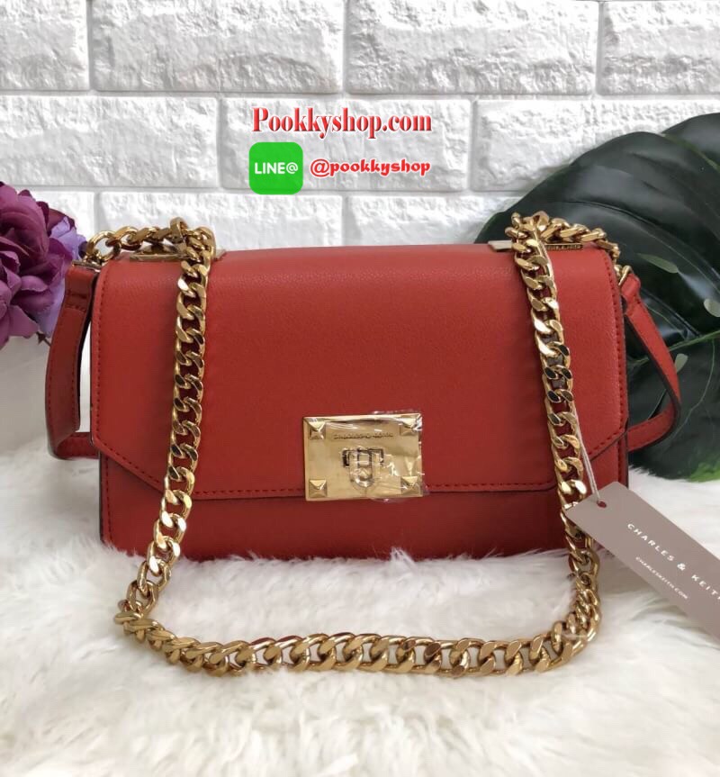 New in !!! CHARLES & KEITH CLASSIC FRONT FLAP CROSSBODY BAG ล็อตนี้อะไหล่แบบวินเทจ ใบจริงหรูมากค่ะ! กระเป๋าสะพายข้างหรือรวบสายเปลี่ยนแบบถือเก๋ๆ ก็ได้ค่ะ วัสดุหนังคาร์เวียร์ด้านตัดหนังกำมะหยี่ด้านข้างได้อย่างลงตัวสวยงาม เปิดปิดกระเป๋าแบบกดล็อคอะไหล่โลหะแบร