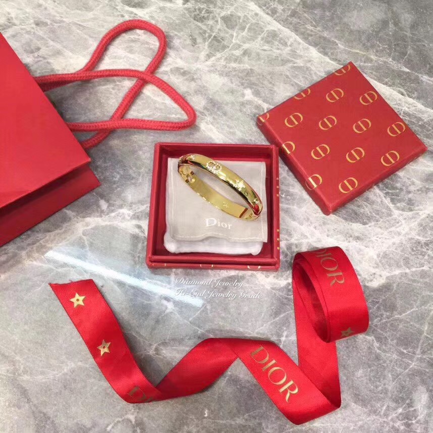 Hi-End Quality !!!! ((งาน 1:1 เหมือนในช็อปมากที่สุดในท้องตลาด)) Christian Dior Bracelet กำไลข้อมือดิออ คอล 2018 คอลเลคชั่นใหม่ล่าสุด อะไหล่ทองเงาวิ้งรับรองสวยวิ้งมากกกกก งานดี ตัวเรือนเรียบหรูสวยมากๆคะรับประกันความพอใจเลยค่ะ ตัวเรือนสีทองดูหรูมากๆค่ะ ใส่อ