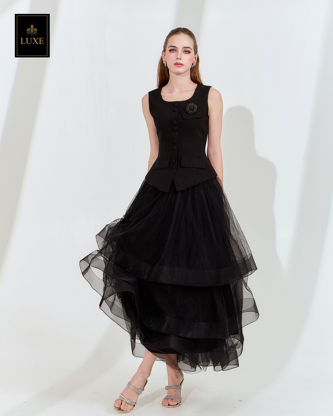 เสื้อแฟชั่น เสื้อกั๊กแขนกุด ติดกระดุมผ่าหน้า แต่งกระเป๋าและเข็มกลัดดอกไม้