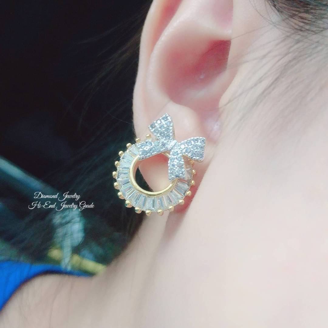 New Arrival !!! ต่างหูเพชรสวิสแท้ เพชรคัดเกรดอย่างดีค่ะ งานอย่างดีค่ะ รับประกันคุณภาพเลยค่ะ รุ่นนี้ดีไซส์สวย ใช้แม่พิมจากร้านเพชรเลยคะ งานสวยมากกกก ใส่ออกมาน่ารักจิงๆ แม่ค้าแนะนำอย่างแรงค่ะ เพชรสวยวิ้งวาวมากกกกกๆๆๆค่ะ