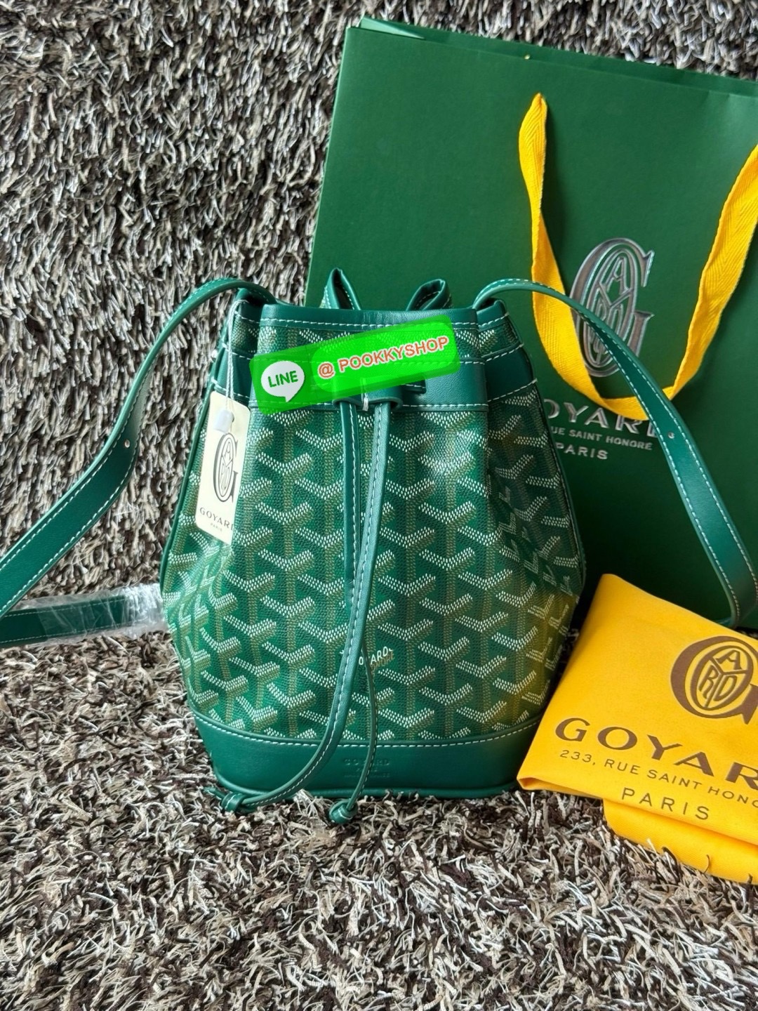 GOYARD PETIT FLOT BUCKET BAG กระเป๋าทรงถังรุ่น Petit Flot เป็น re-issue ของรุ่นดั้งเดิม ด้วยรูปทรงที่ถูกออกแบบมาอย่างสวยงาม ลงตัว เข้ากับทุกการแต่งตัว รวมถึงทันกระแสแฟชั่นทุกยุคทุกสมัย ภายในกว้างจึงสามารถบรรจุสิ่งของได้เยอะจุใจและเก็บของต่าง ๆ ได้อย่างปลอ