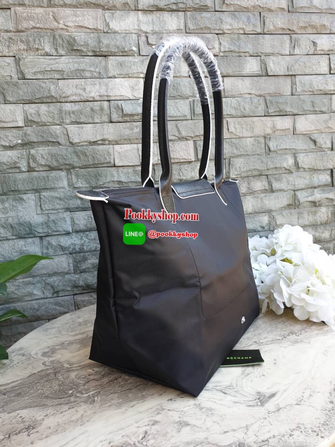 Longchamp Le Pliage Club Tote Bag Size L หูยาว วัสดุเนื้อผ้า Nylon Canvas เคลือบกันนำ้ ตัดด้วยหนังแท้ที่มีน้ำหนักเบา ดีไซน์เรียบง่ายแต่เต็มไปด้วยความคลาสสิก จนเป็นที่ชื่นชอบไปทั่วโลก Longchamp ปรับโฉม LE PLIAGE ด้วยการปักลายรูปม้า-ตราสัญลักษณ์ของแบรนด์บนผ