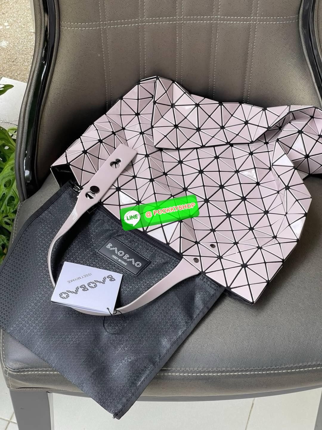 Baobao Issey Miyake Prism Frost ToTe Bag ซีรีส์ที่มีความแวววาวนุ่มนวลและมีลวดลายคล้ายเกรนของผ้าเพื่อสร้างลุคที่มีเท็กซ์เจอร์ กระเป๋าโท้ตที่มีให้เลือกอย่างหลากสี มีกระเป๋าซิปด้านในที่สามารถเก็บของมีค่าได้อย่างปลอดภัย เช่น บัตรโดยสารประจำและกุญแจ กระเป๋าโท้