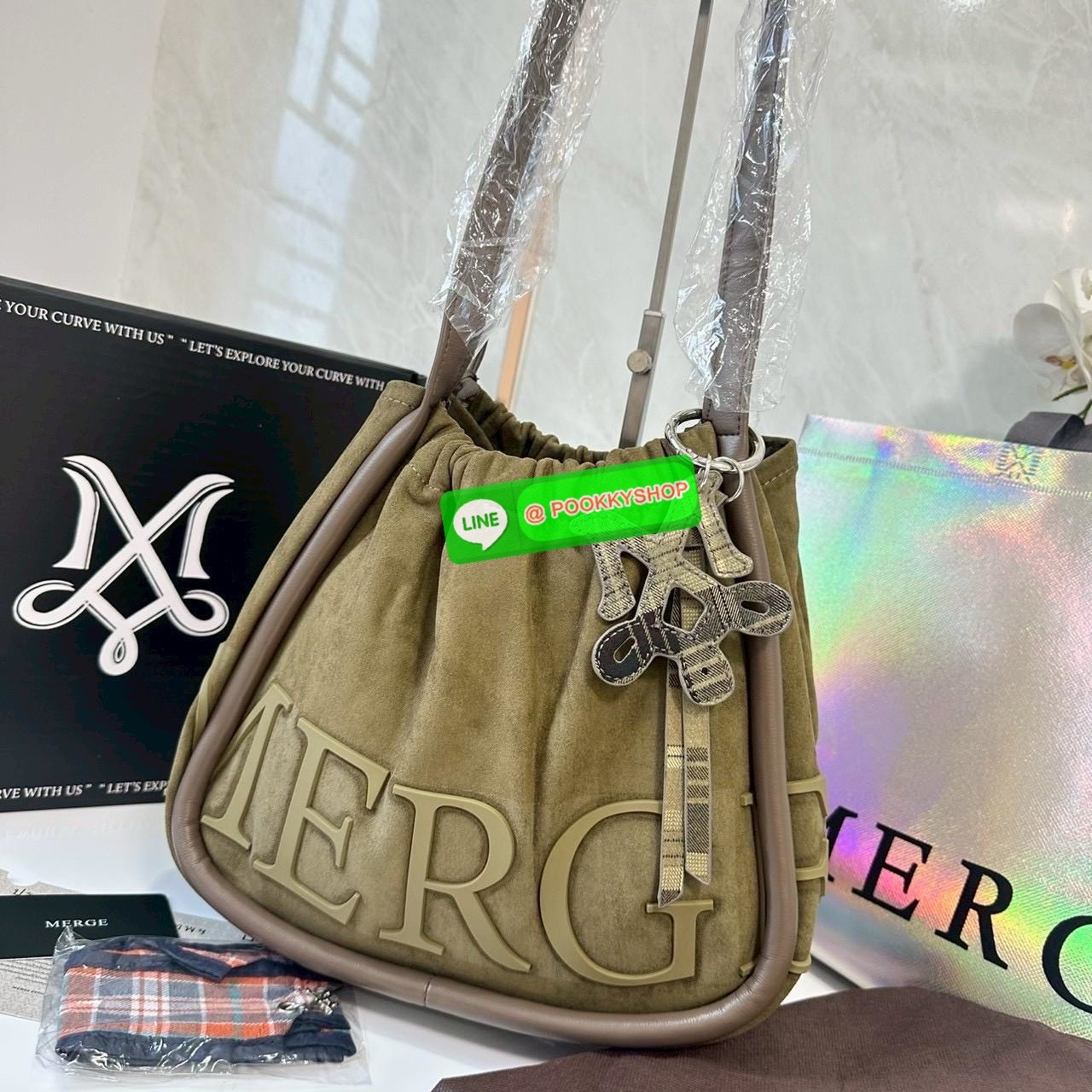 Merge A Day Bag Medium - Suede Edition (Limited) 🔖กระเป๋าสะพายไหล่ size ใหม่ ขนาดกระทัดรัดขึ้น แต่ยังสามารถจุของได้เยอะเหมือนเดิม ปรับสายกระเป๋าเป็นแบนสะพายทั้งวันไม่รู้สึกเมื่อยไหล่คะ