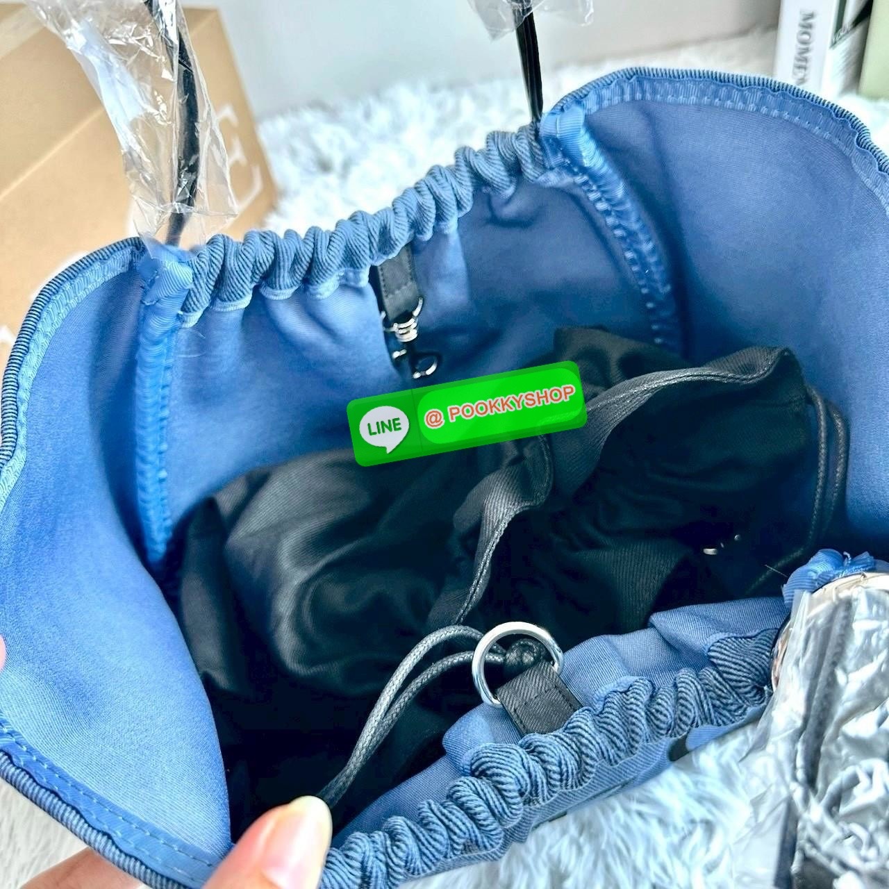 Merg A Day Bag Medium เฉดสีใหม่ 2 สี Smoky Denim กระเป๋ายีนส์ทรงโท้ท ดีไซน์เรียบเท่แต่มีลูกเล่นด้วยเชือกรูด เปิด-ปิดสะดวก ใบใหญ่จุของได้เยอะ มาพร้อมช่องด้านในและตัวล็อกสายคล้องกุญแจเพิ่มความปลอดภัย เหมาะกับสาวสายชิคที่ชอบสไตล์ลำลองแต่ยังดูมีคลาส ขนาดกระเป