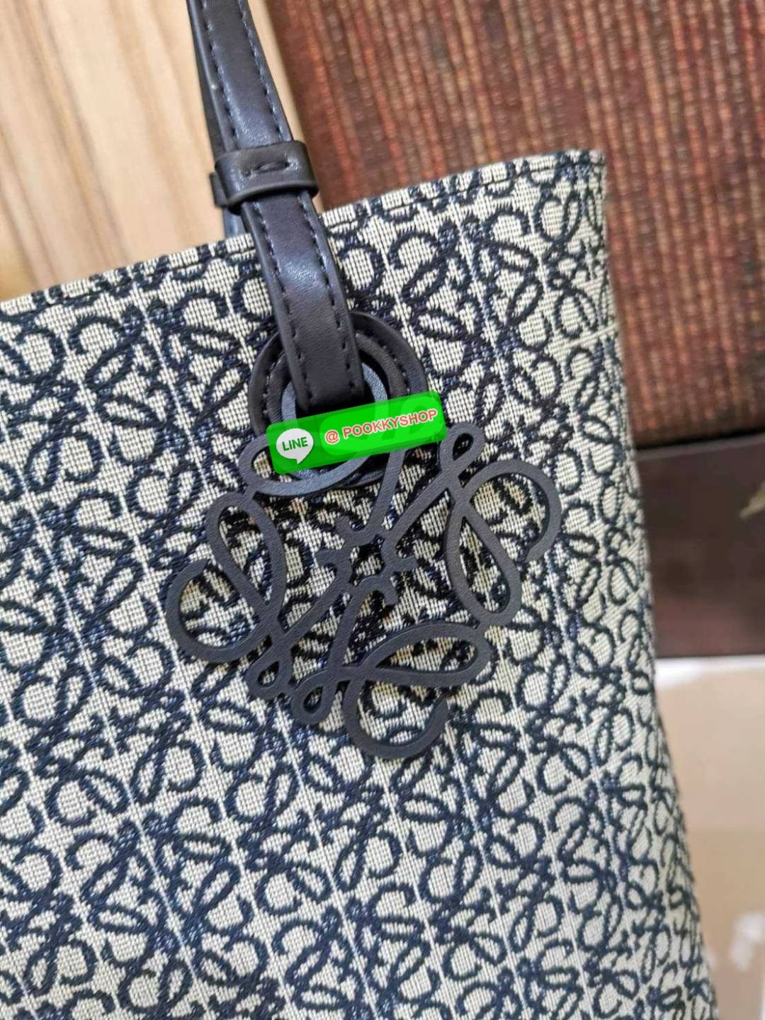 ✴️NEW ARRIVAL!✴️LOEWE ANAGRAM TOTE BAG VIP GIFT WITH PURCHASE GWP พรีเมี่ยมกิ๊ฟ Limited จาก LOEWE PERFUME DUTYFREE ไอเท็มใหม่! ดีไซน์สวยคงเอกลักษณ์ด้วยวัสดุ Anagram Canvas Jacquard Fabric ผสมผสานหนังแท้ Calfskin ลงตัวสุดคลาสสิค ขนาดกำลังดี น