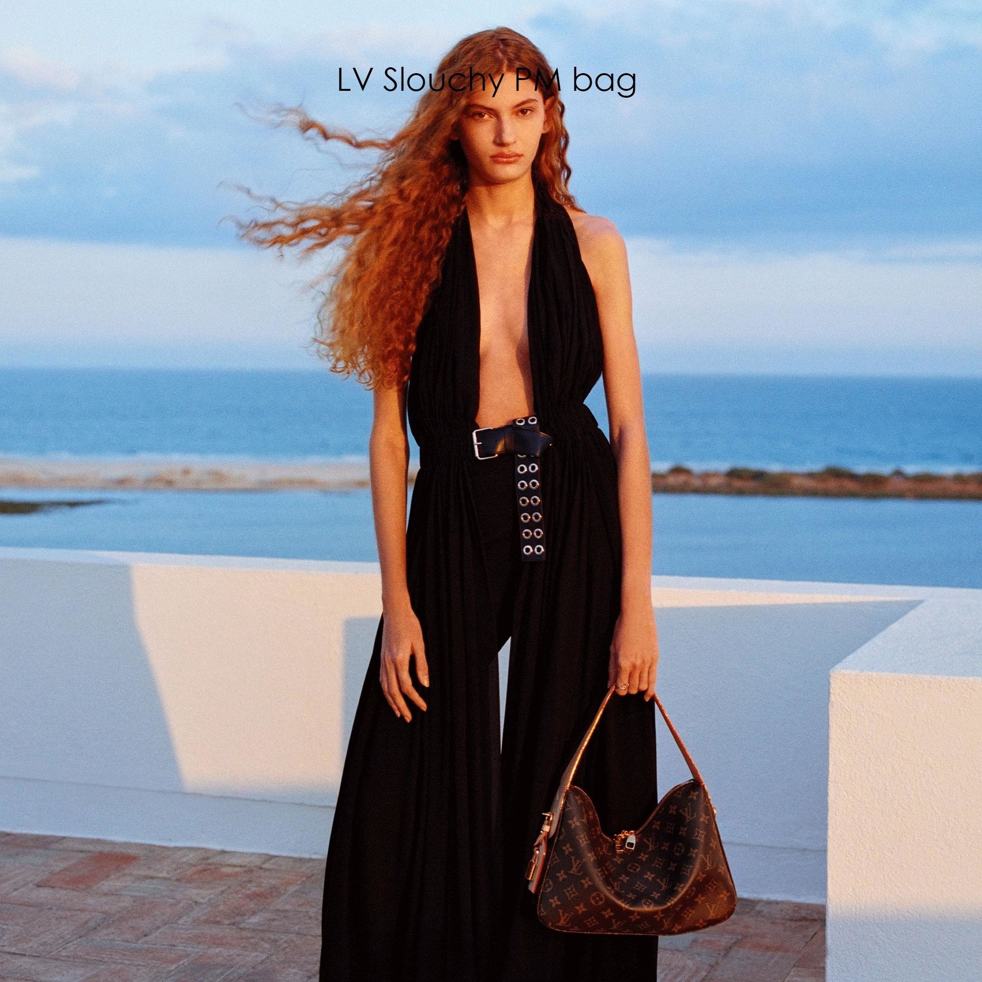 🕊️ พร้อมส่ง | LV Slouchy PM bag กระเป๋าสะพายทรงโฮโบดีไซน์คลาสสิค ใบใหญ่กำลังสวย โดดเด่นด้วยรูปทรงเป็นเอกลักษณ์ ใช้งานได้สะดวกคล่องตัว เหมาะสำหรับพกพาเดินทางและใช้งานได้ทุกวัน ลายโมโนแกรมแคนวาสสุดไอคอนิก เสริมความสง่างามด้วยอะไหล่สีทอง งานจริงสวยมา