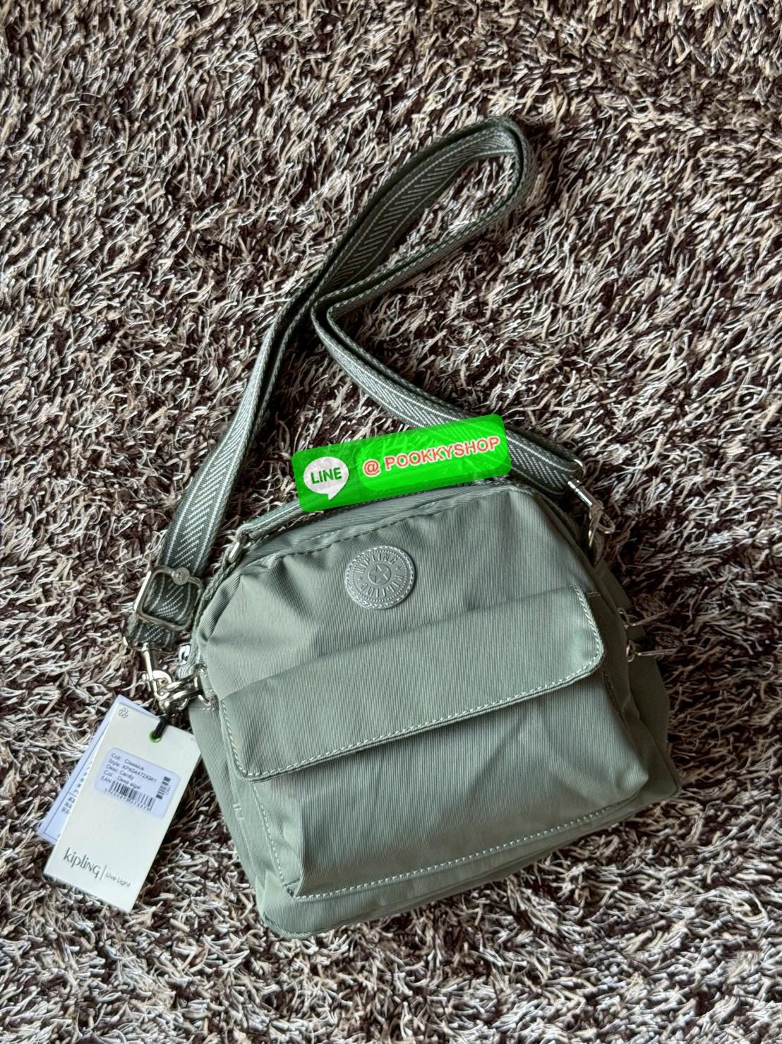 Kipling Candy 3 Ways กระเป๋าสไตล์มินิมอลล์ น้ำหนักเบาทำหลายสไตล์ ทั้งในแบบถือ สะพายพาดลำตัว หรือจะเป็นเป้ขนาดเล็กก็ได้ มีช่องซิปจัดระเบียบสิ่งของหลายช่อง ใส่สิ่งของจำเป็นได้ครบครัน