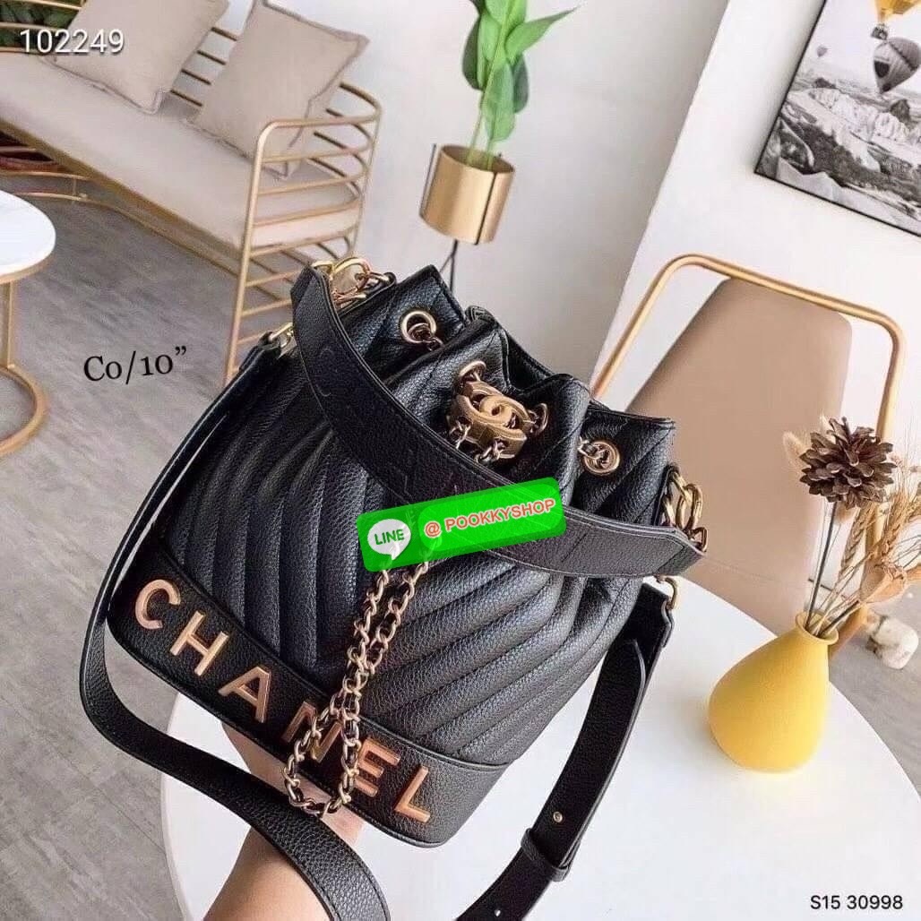 CHANEL Bucket Bag กระเป๋าสะพายทรงบัคเก็ตรุ่นลิมิเต็ด มี 2 แบบให้เลือก หนังเย็บลายตารางและลายริ้ว ตกแต่งโลโก้แบรนด์สวยหรูโดดเด่น ภายในโล่งกว้าง จุของได้เยอะ มาพร้อมสายคล้องไหล่ และสายสะพาย crossbody คุ้มค่ามากๆ ใบนี้งานจริงคือสวย สะพายไปคาเฟ่ชิคๆ ถ่ายรูปสว