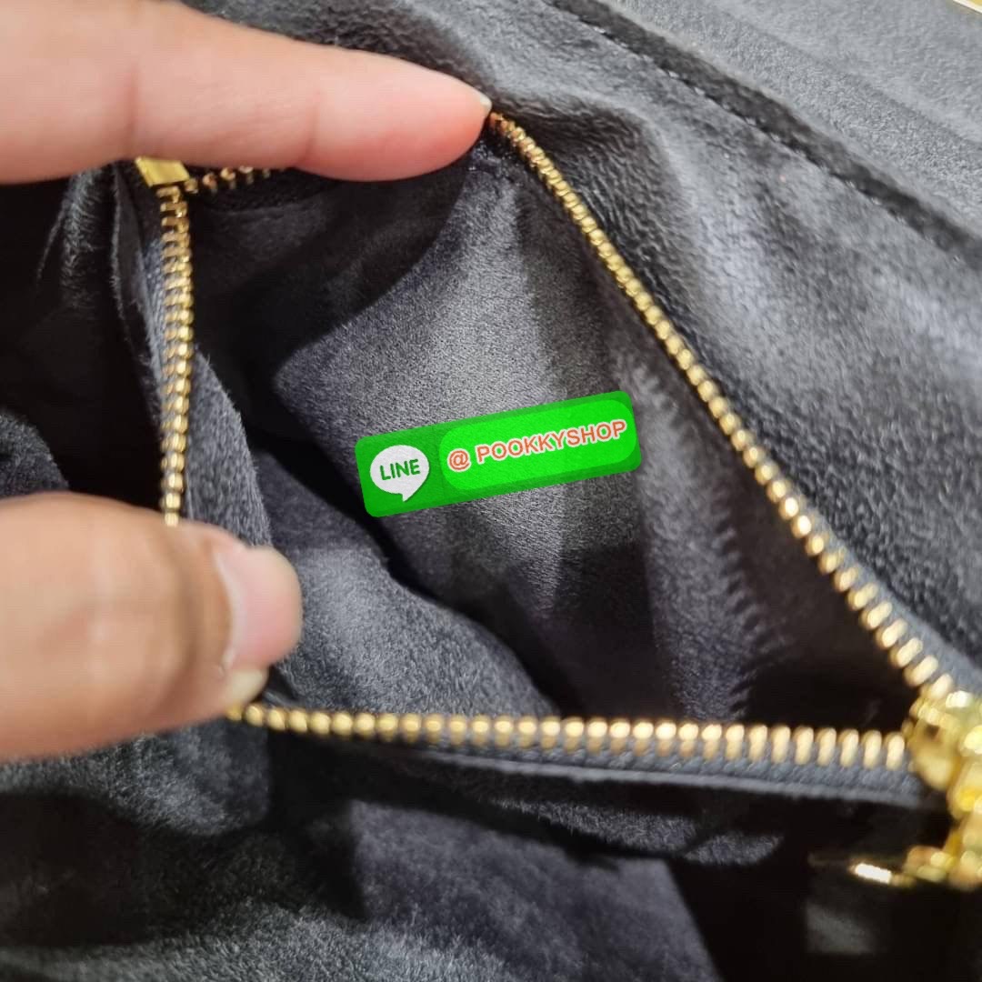 LV MADELEINE BAG ใหม่ล่าสุด อีกหนึ่งรุ่นคลาสสิคหายาก จากเคาน์เตอร์ dutyfree ที่สาวๆรอคอย กระเป๋าถือ/สะพายข้าง ดีไซน์เรียบง่าย แต่เต็มไปด้วยดีเทลความหรู วัสดุหนังวัวปั๊มลายเอกลักษณ์ เปิด‐ปิดด้วยอะไหล่กดล็อคสีทองหรู และมีพวงหนังห้อยพิเศษแถมมาให้ด้วย ภายในแบ