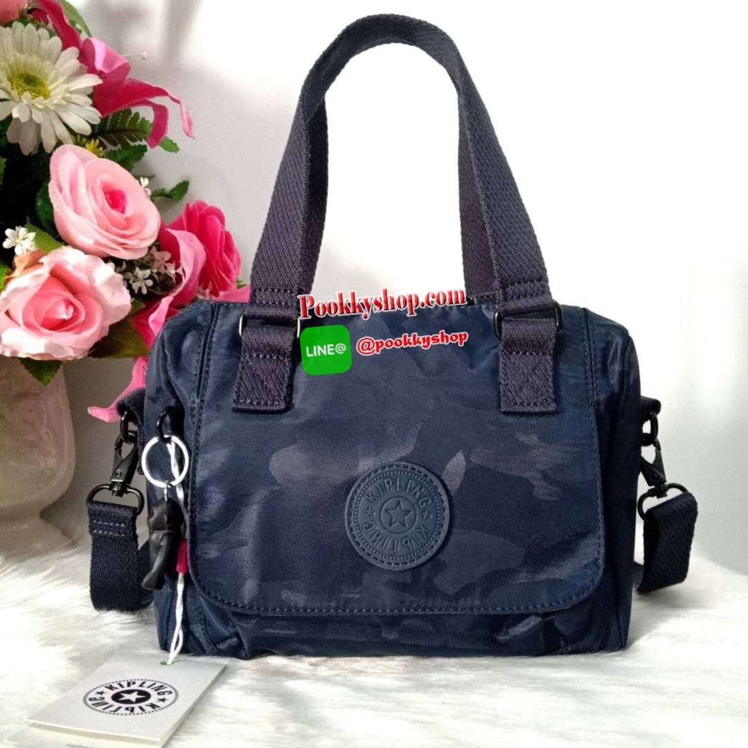 Kipling Brynne handbag & shoulder bag กระเป๋าถือหรือสะพายข้าง รุ่นใหม่จาก Kipling รูปทรงโค้งมนสวย พร้อมสายสะพายแบบคล้องแขนและสายสะพายยาว สามารถใช้งานได้ทั้ง 2 แบบ ด้านหน้ามีช่องใส่ของใช้จุกจิก ด้านในช่องโล่งกว้าง มีซิปข้างและช่องใส่ของแยกอีกฝั่ง เหมาะกับก