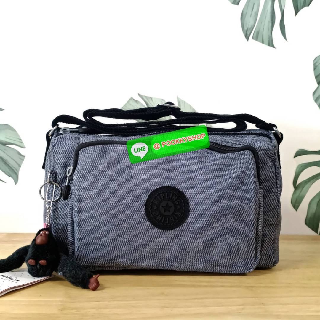 KIPLING RETH CROSSBODY BAG ซับในตาราง วัสดุ Nylon+polyester กระเป๋าสะพายข้างหรือ สะพาย Crossbody ได้ ช่องหน้าเปิด-ปิด ด้วยซิป พร้อมช่องแยกบ่อยด้านข้าง ช่องหลัก 2 ช่อง ด้านในโล่งกว้าง สามารถจุสัมภาระได้เยอะ พร้อมช่องซิปหลัง สายสะพายปรับระดับสั้น-ยาว ได้ fr
