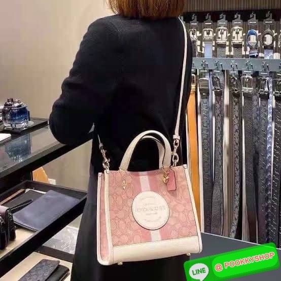 COACH DEMSEY TOTE IN SIGNATURE JACQUARD WITH COACH PAT ((C8417//C5115)) พร้อมส่งที่ไทย ห้ามพลาด สีน้องสวยมากๆค่ะ กระเป๋าทรงTote ขนาดพอดีลำตัว ใช้วันไหนๆก็เหมาะมากค่ะ วัสดุJacquard ทอลายแบรนด์ ตัดขอบหนังแท้ สวยงามมากๆค่ะ ด้านหน้าจะมีป้ายวงกลมโลโก้แบรนด์อัน