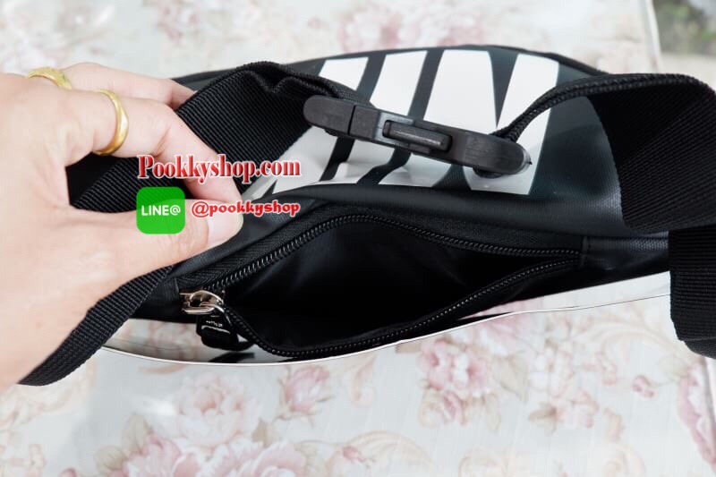 Brand : Nike กระเป๋าคาดเอว สะพายข้างใบใหญ่ เก็บของได้เยอะ ภายนอกมี2 ซิป ภายใน มีซิปเล็กไว้เก็บของ สายสะพายปรับได้ ใส่ได้ทั้งผู้หญิง และ ผู้ชาย
