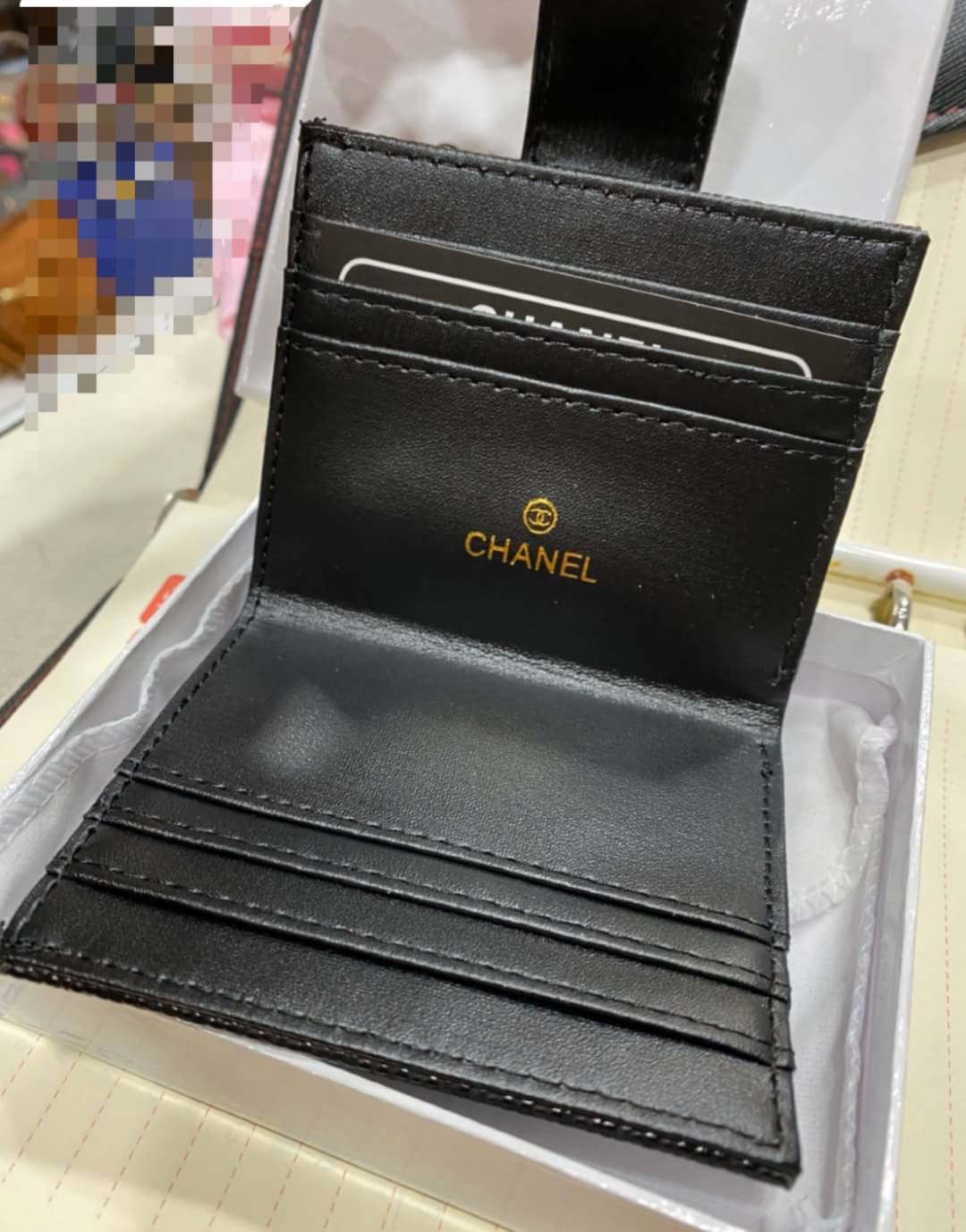 NEW ARRIVAL! หายากค่ะ Chanel Card Holder กระเป๋าใส่นามบัตร Gift With Purchase พรีเมี่ยมกิ้ฟจากต่างประเทศ วัสดุหนังคาเวียร์ สีดำมีโลโก้อะไหล่ทอง / อะไหล่เงิน มีช่องใส่บัตรด้านหน้า 3 ช่อง ด้านหลังอีก 10 ช่อง ซับในปั้มแบรนด์ ด้านบนใส่แบงค์พันได้ สวยดูดี สะดว
