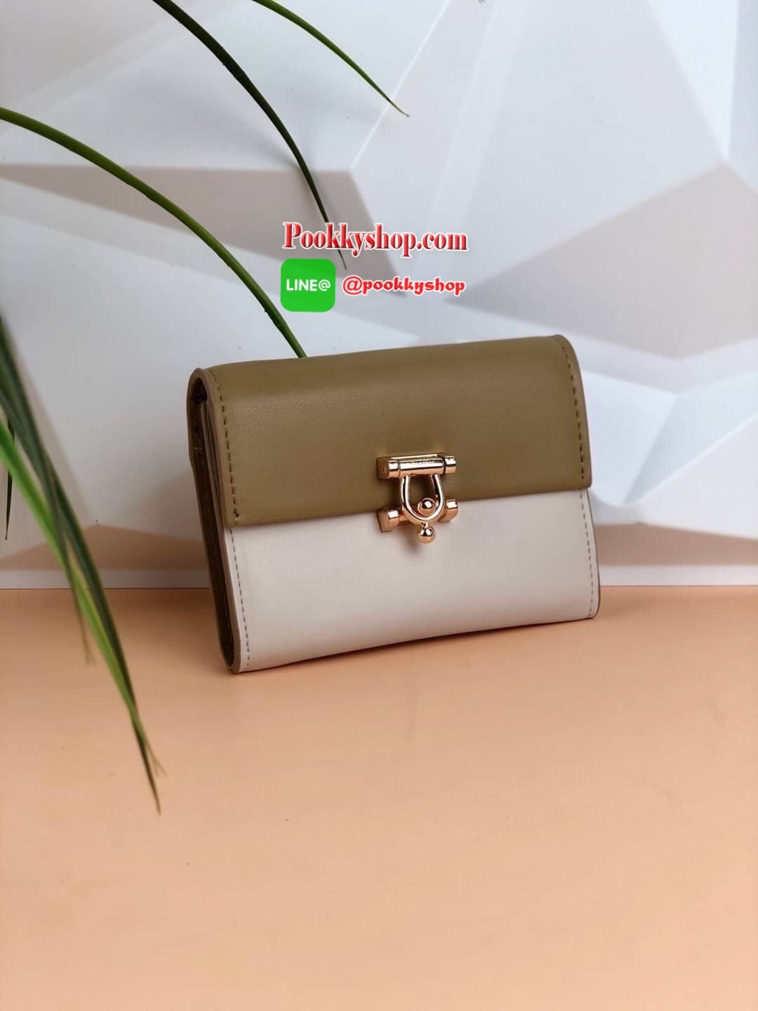 New arrival! Charles & Keith Metal Accent Mini Short Wallet กระเป๋าเงินใบสั้นทรงเก๋ วัสดุด้านหน้าตัวเปิดปิดดีไซน์แปลกตา ด้านในมีช่องซิปใส่เหรียญ ช่องใส่บัตร 6 ช่อง และช่องใส่ธนบัตรตามยาว ใส่แบงค์พันได้ไม่ต้องพับค๊า รุ่นนี้สวยทุกสี เหมาะกับสาวที่ชอบใช้กระเ