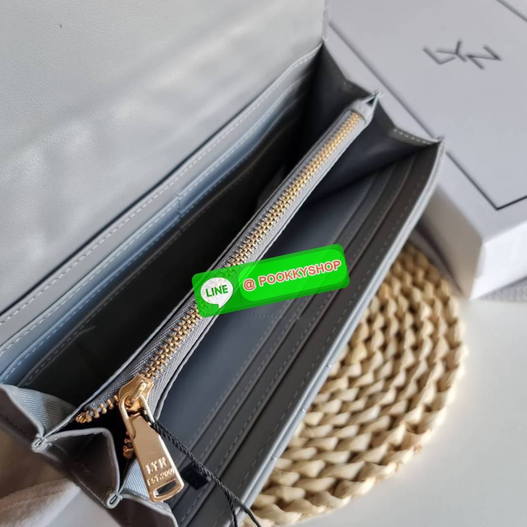 กระเป๋าสตางค์ Lyn ใบยาวแบบฝาพับ รุ่นนี้มองแล้วละมุนมากค่ะ ใบยาวขนาดกำลังดี โทนสีดูอบอุ่นด้วย ใส่บัตรใส่แบงค์ใส่เหรียญ ได้ครบ ใครกำลังเล็งหาของขวัญของฝาก หรือมองหากระเป๋าใบใหม่ แนะนำเลยจ้า