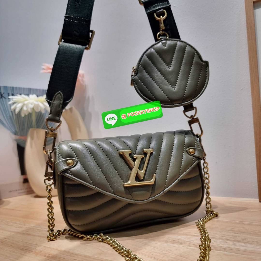 🔆 Model LV new wave pochette multi bag 🔆 Details กระเป๋าสะพายมัลติฟังก์ชั่น พรีเมี่ยมกิ๊ฟสุดหรู คุ้มจาก dutyfree มาพร้อม box set รับรองว่าดีงาม ลูกเล่นคลาสสิคผสานความวินเทจ มีสายสะพายให้ 2 เส้น และกระเป๋าใบลูก เล็กน่ารัก ภายในเป็นช่องโล่ง