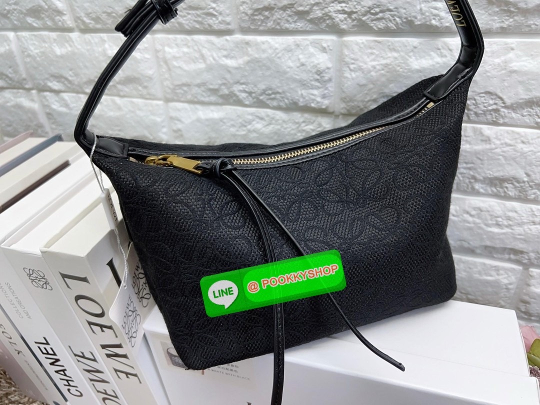 NEW IN!! สุดฮิตไปกับกระเป๋าสไตล์มินิมอล ที่ยังคงดูดีในทุกช่วงเวลา! LOEWE SMALL CUBI BAG((vip gift ตปท.)) พร้อมส่ง! ไม่เล็กตามชื่อนะคะ กับกระเป๋าหิ้วหรือคล้องไหล่ได้ วัสดุแจคกาดทอลายแบรนด์ทั้งใบประณีตสวยงาม หูหิ้วหนังแท้ค่ะ เปิด-ปิดกระเป๋าแบบซิป ภายในกว้าง